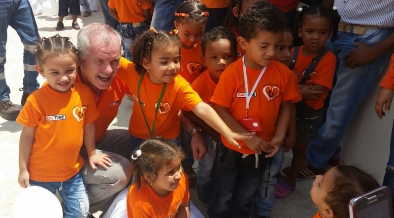 Robert Foord with children in Colombia